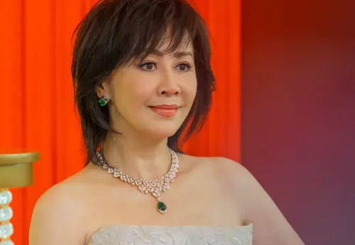 劉嘉玲素顏現身機場！60歲無濾鏡真實模樣曝光　竟遭嘲像老奶奶
