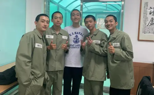 ▲金均河（中）在《鐵拳教育》飾演受金武烈所託，在少年監獄嚇唬觸法少年的死刑犯。（圖／翻攝自金均河IG@_kyuna___）