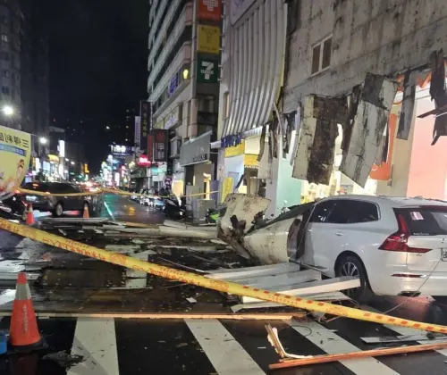 整面招牌轟然墜地！「瑞典坦克」秒變人體防護罩　女乘客雨夜驚魂