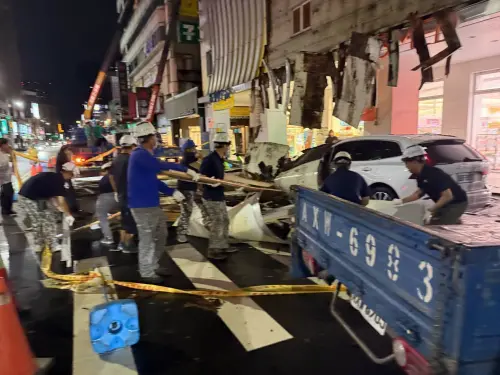 ▲台中市公益路整面大型廣告看板掉落，市府跨局處連夜搶修 。（圖／台中市政府提供，2026.06.15）