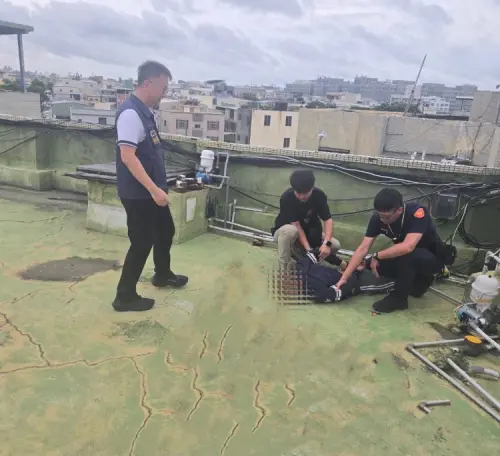 車牌有異！毒駕通緝犯心虛遁入死巷　躲公寓頂樓仍難逃