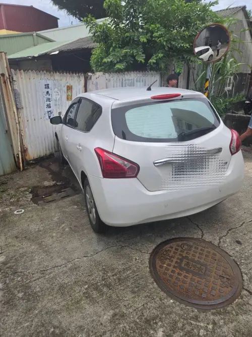 ▲陸男一路逃竄，最終誤闖鎮東一街巷弄底端死巷，眼見無路可逃，竟棄車拔腿狂奔。（圖／記者郭凱杰翻攝）
