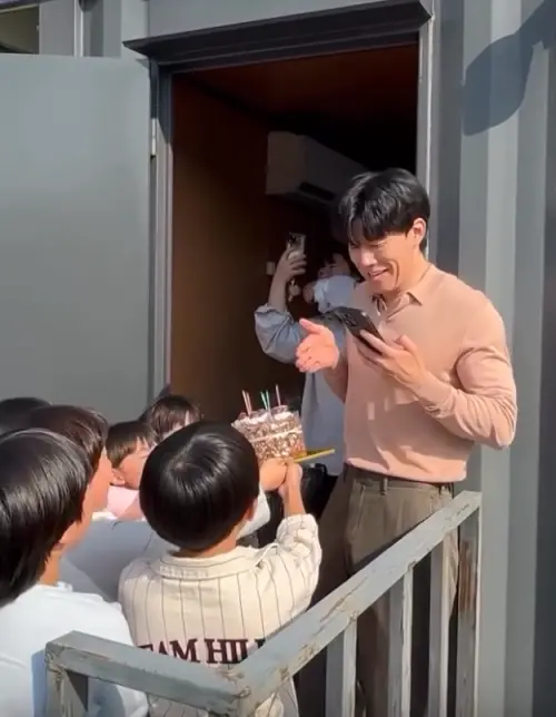▲小朋友拍戲期間還拿蛋糕幫金武烈慶生。（圖／翻攝自朴智妍IG@parkg）