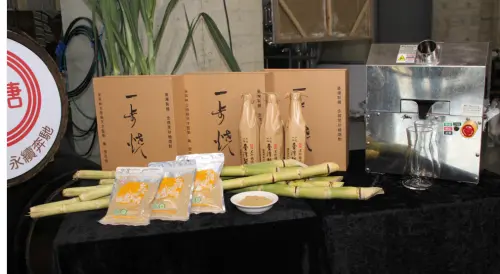 ▲黑砂糖燒酎是高餐大老師陳千浩以虎尾糖廠產製的黑糖精釀，並於2025年世界烈酒競賽中，從全球70個國家、2,598 款烈酒中脫穎而出，勇奪金牌殊榮，成功將傳統黑糖轉化為「黑金產業」。（圖／記者鍾泓良攝影）