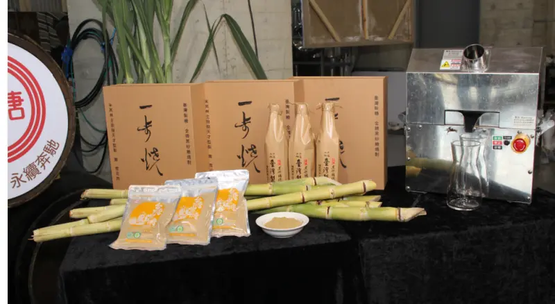 ▲黑砂糖燒酎是高餐大老師陳千浩以虎尾糖廠產製的黑糖精釀,並於2025年世界烈酒競賽中,從全球70個國家、2,598 款烈酒中脫穎而出,勇奪金牌殊榮,成功將傳統黑糖轉化為「黑金產業」。(圖/記者鍾泓良攝影)