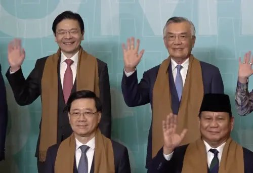 ▲台灣領袖代表林信義2024年代表總統賴清德赴秘魯利馬出席APEC會議，與新加坡總理黃循財在領袖代表大合照並肩合影。（圖／APEC台灣代表團提供）