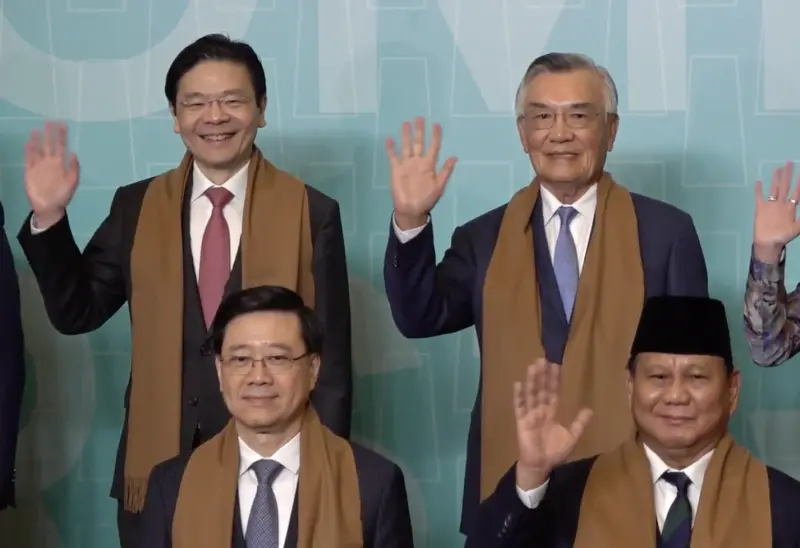    ▲台灣領袖代表林信義2024年代表總統賴清德赴秘魯利馬出席APEC會議，與新加坡總理黃循財在領袖代表大合照並肩合影。（圖／APEC台灣代表團提供）  