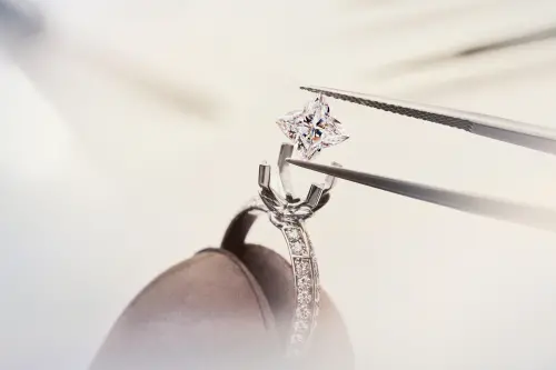 ▲LV Diamonds鑽石系列，有著LV Monogram Star星形鑽石切割工藝，也是熱門婚戒選擇。（圖／路易威登提供）
