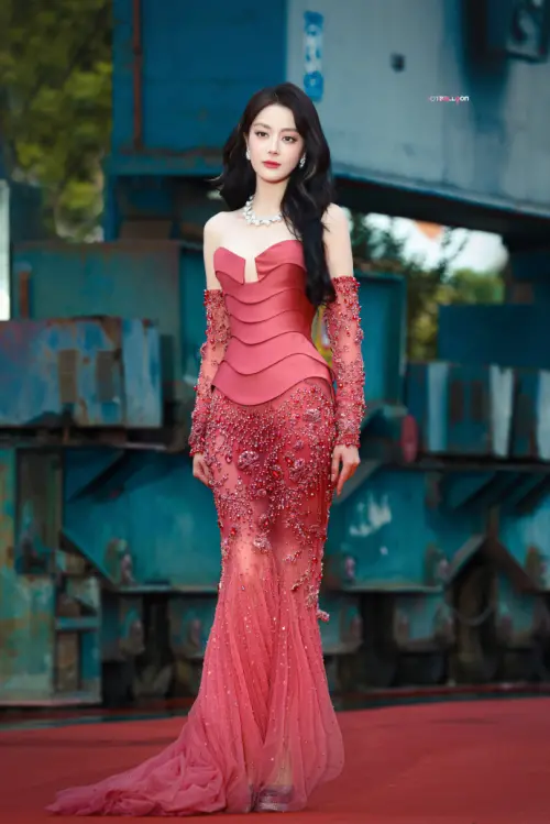 ▲迪麗熱巴黎一襲玫瑰色高定魚尾裙禮服驚豔全場，抹胸設計裸露雪白香肩和事業線。（圖／翻攝自HotBalloon_迪麗熱巴微博）