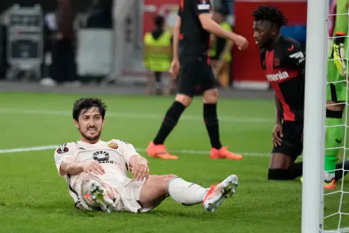 ▲被譽為「伊朗梅西」的當家前鋒阿茲蒙（Sardar Azmoun）（左），因批評政府爆冷落選世界盃。（圖／美聯社／達志影像）