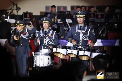 ▲陸軍樂隊打擊組與管樂團演奏《陸軍軍歌》《黃埔軍魂》等曲目，為校慶晚會揭開序幕。（圖／記者莊全成攝，2026.06.15）
