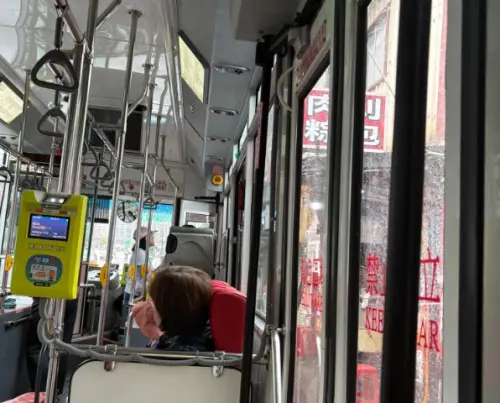 公車司機「突停路邊買肉粽」！乘客跟著下車笑翻　店家地址神到了