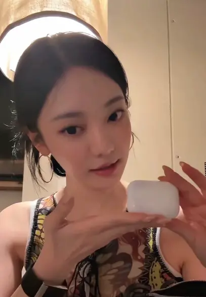 ▲寧寧開直播秀出自己新買的AirPods耳機。（圖／翻攝自小紅書）
