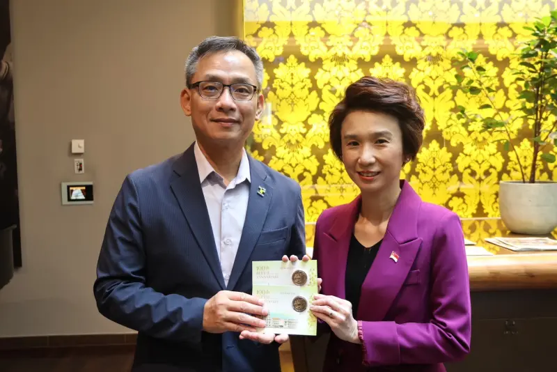    ▲新加坡西南區市長劉燕玲去年特別準備「李光耀百歲冥誕紀念幣」送給台北市長蔣萬安，並交由副市長張溫德轉交。（圖／台北市府提供）  
