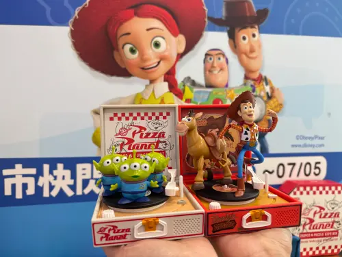 ▲胡迪款唱片機（圖右）、唱片機系列-披薩星球（圖左），加價購999元。（圖／記者鍾怡婷攝）