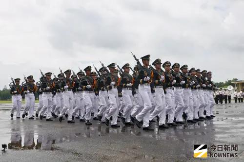 ▲陸軍軍官學校舉行建校102週年校慶，學生以整齊步伐通過司令臺。（圖／記者莊全成攝，2026.06.16）