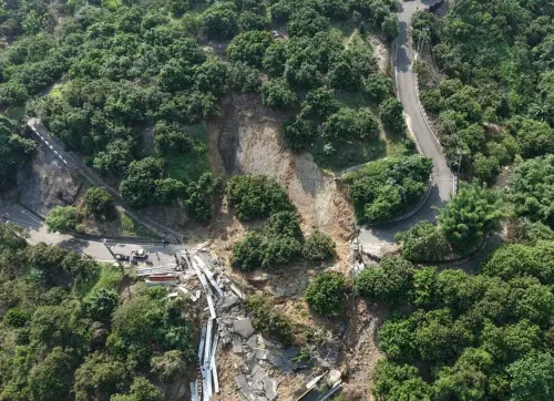 ▲114年7月底連日豪雨影響，霧峰區桐林里暗坑巷道路因邊坡滑動崩塌及路面破損(圖／水利局提供2026.6.16)