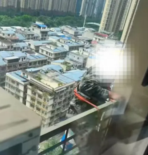 ▲命懸外牆！工人從30樓滑落敲窗求救遭無視（圖／截自抖音）