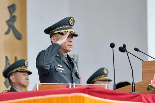 ▲陸軍司令呂坤修主持校慶典禮，校閱地面部隊，勉勵官校師生賡續傳承黃埔精神。（圖／記者莊全成攝，2026.06.16）