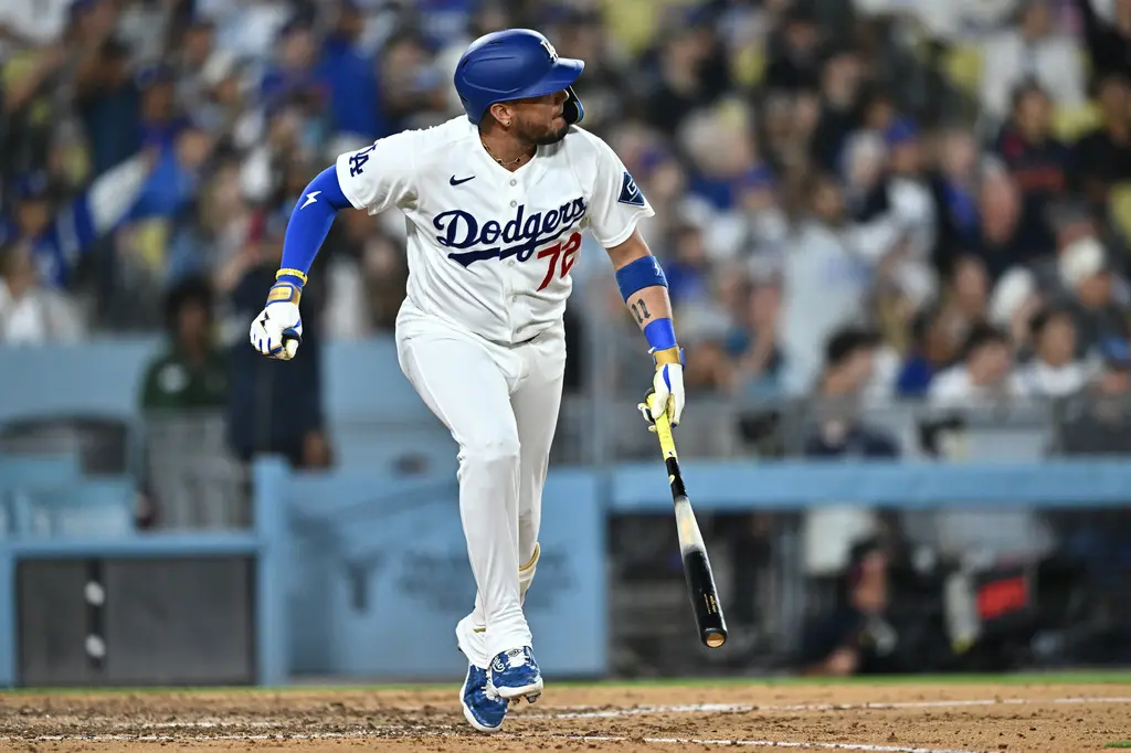 ▲美國職棒大聯盟（MLB）道奇隊於今（16）日主場迎戰光芒隊的比賽中，靠著37歲老將羅哈斯（Miguel Rojas）在7局下的代打致勝陽春砲，成功逆轉戰局，最終以4：3力克光芒。（圖／美聯社／達志影像）