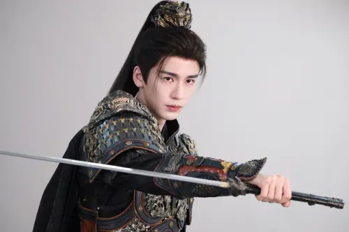 Zhang Linghe appears in period costume in "Pursuit of Jade." (Weibo Zhang Linghe Official)
