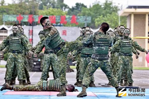 ▲特戰指揮部官兵進行戰術操演，扎實訓練成果與高昂士氣，贏得現場熱烈掌聲。（圖／記者莊全成攝，2026.06.16）