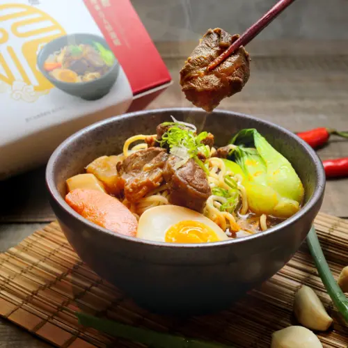 ▲經典牛肉麵禮盒加168元即可多帶回一盒，再送品牌保冷袋。（圖／福華提供）