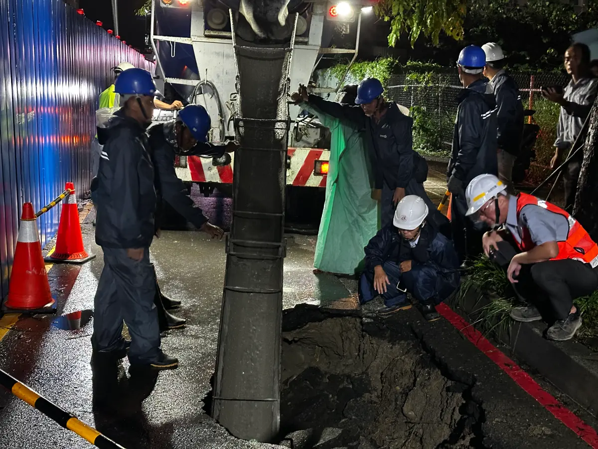▲岡山區中山北路1處路面塌陷，捷運局漏夜進行灌漿回填與結構穩固工程。（圖／高市府捷運局提供）