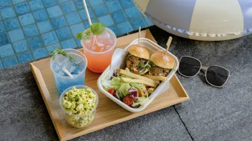 ▲ 「Summer Siesta 沁夏假期」住房專案附贈精選池畔輕食1組，可任選日航雞肉凱薩沙拉、日式蟹肉可樂餅、迷你鮪魚可頌、美式手撕BBQ豬肉鳳梨漢堡等輕食，搭配2杯經典夏日無酒精特調飲品。（圖／高雄日航酒店提供）