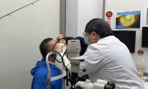 ▲ 收治該名患者的達克特楊眼科聯盟執行長洪啟庭以透明膠帶纏住釣魚線三圈後，再以刀子平整切開，終於讓病人和釣魚竿分開。（圖／達克特楊執行長洪啓庭提供）