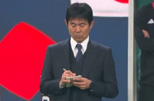 ▲日本隊主帥森保一場邊低頭寫筆記的畫面，再度引發「死亡筆記本」聯想。（圖／翻攝自X）