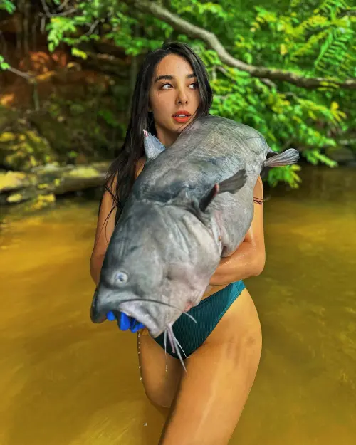 ▲莊麗雅擅長徒手抓魚，她在IG放上多張徒手抓起大型魚類的照片。（圖／翻攝自Leiya Pillitteri IG@leiya_p）