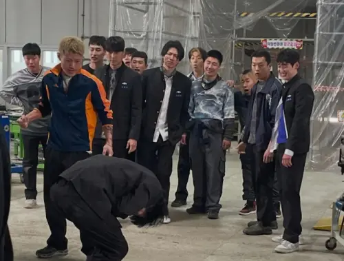 ▲在九雲高中就讀的金亨柱，時常被學校的流氓同學當成「拳力測量器」挨打。（圖/IG@bongfficial）