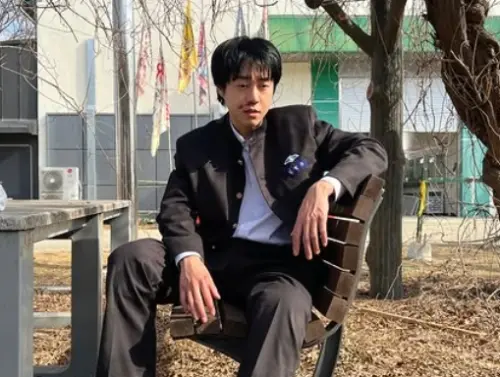 ▲演出《鐵拳教育》這個角色的演員是現年29歲的全奉錫，他出道大約4年，曾經也出演過許多戲劇的配角。（圖/IG@bongfficial）