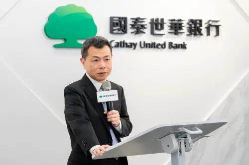 ▲國泰資產管理暨國泰世華銀行首席經濟學家林啟超指出，2026年下半年全球市場應關注3大核心議題，中東戰事、貨幣政策與AI重塑供應鏈，並預估美國聯準會及台灣央行明（18）日利率不變可能性高。（圖／國泰世華銀行提供）