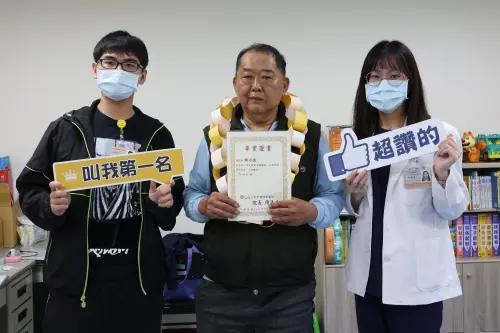 醫院竟然也發畢業證書？　背後故事「藏大洋蔥」暖哭網友