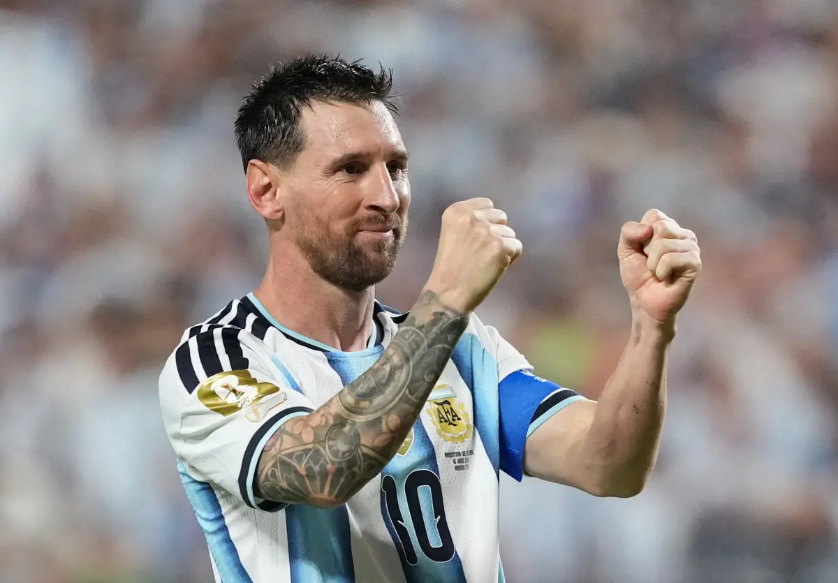 ▲38歲的阿根廷球王梅西（Lionel Messi）迎來國家隊生涯第200場出賽的偉大里程碑，他在2026年世界盃首戰對陣阿爾及利亞的比賽中單場上演帽子戲法，狀態依然處於世界之巔。（圖／路透／達志影像）