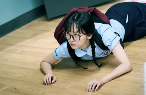 ▲秦基周潛入校園，假裝趴在地上賣慘。（圖／Netflix提供）