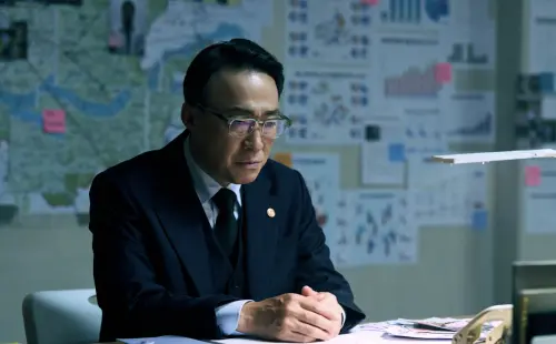 ▲李星民飾演的教育部長崔康石，因為女兒過世，致力改善教育環境。（圖／Netflix提供）