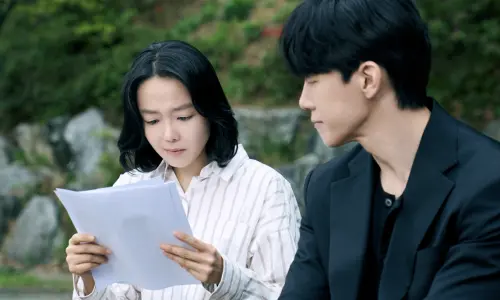 ▲李尚熙（左）飾演被網紅女學生霸凌的老師。（圖／Netflix提供）