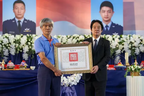 影／送別2殉職飛官！賴清德頒褒揚令哀慟喊：完成任務請放心飛翔
