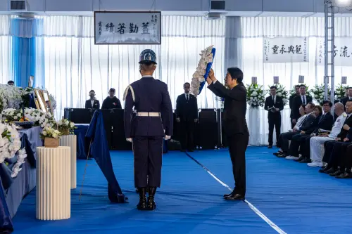 ▲賴清德頒褒揚令追思殉職空軍飛官。（圖／總統府提供）