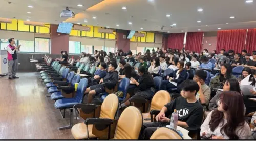 ▲momo中區物流部營運課張漢衍主任擔任講師，向學生分享物流倉儲營運實務與職涯發展經驗，協助學生深入了解電商物流作業流程與產業樣貌。（圖／業者提供）
