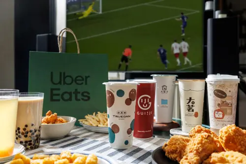 ▲Uber Eats推出「手搖王應援戰」，集結27家手搖飲品牌、969間合作店家祭出指定飲品買一送一等優惠，讓球迷看世界盃也能一邊外送補給。（圖／官方提供）