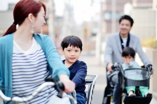 ▲勞保局隱藏版加碼福利，失業期間若需扶養無薪配偶、子女或父母，每人可多領10%的扶養眷屬加成津貼。示意圖，非當事人。（／取自PhotoAC）