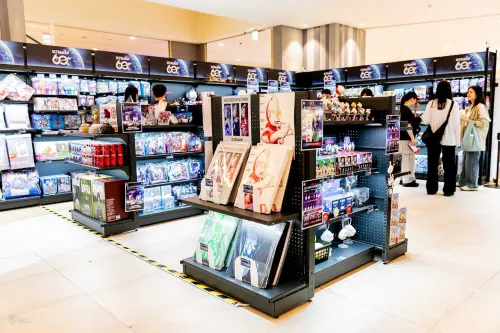 ▲《超人力霸王》60周年快閃店集結公仔、文具、生活用品等多款限定周邊，活動至7月16日止。（圖／野獸國）