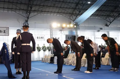 殉職飛官竟是老友愛子！韓國瑜生日仍親赴公祭哀悼