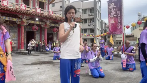 ▲台東玄濟宮主事者鄔馨茹自稱聖人降駕，遶境時大批信眾虔誠跪拜，獵奇排場在網路上引發兩派激烈論戰。（圖／翻攝自台東玄濟宮YouTube直播）