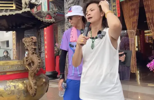▲台東玄濟宮主事者鄔馨茹（前者）打破傳統宗教風格，遶境有信眾持防彈盾牌防護，獨特排場與言論常引發外界高度關注。（圖／翻攝自台東玄濟宮YouTube直播）