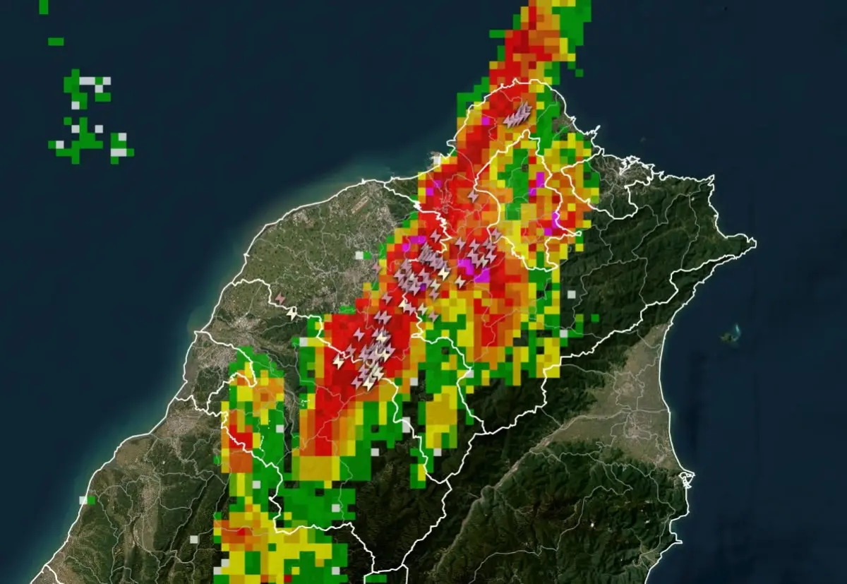 ▲午後對流發威，大台北、基隆等地區，務必注意密集雷電、瞬間大雨、強陣風。（圖／「台灣颱風論壇｜天氣特急」臉書）